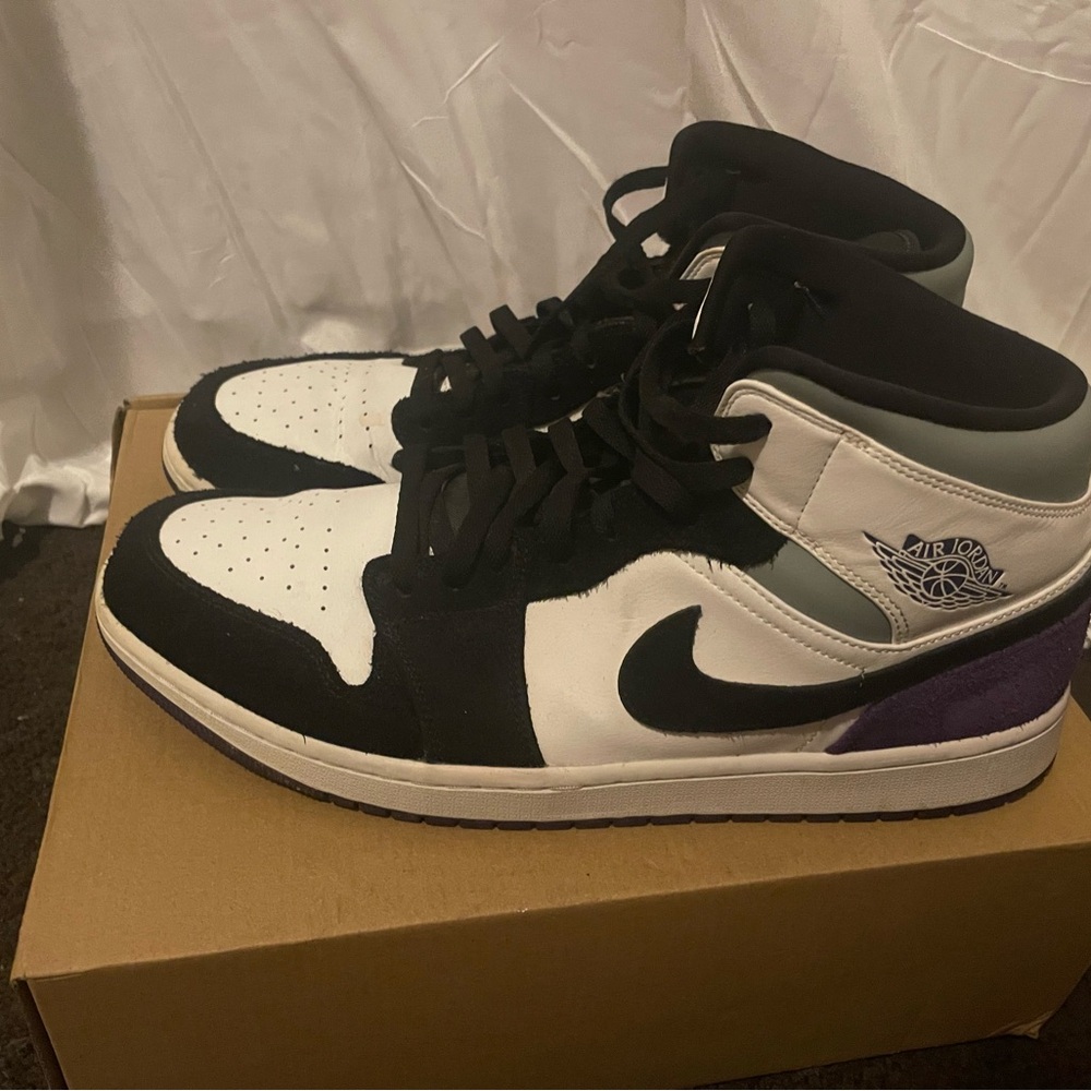 Nike Air Jordan 1 Mid Varsity Purple